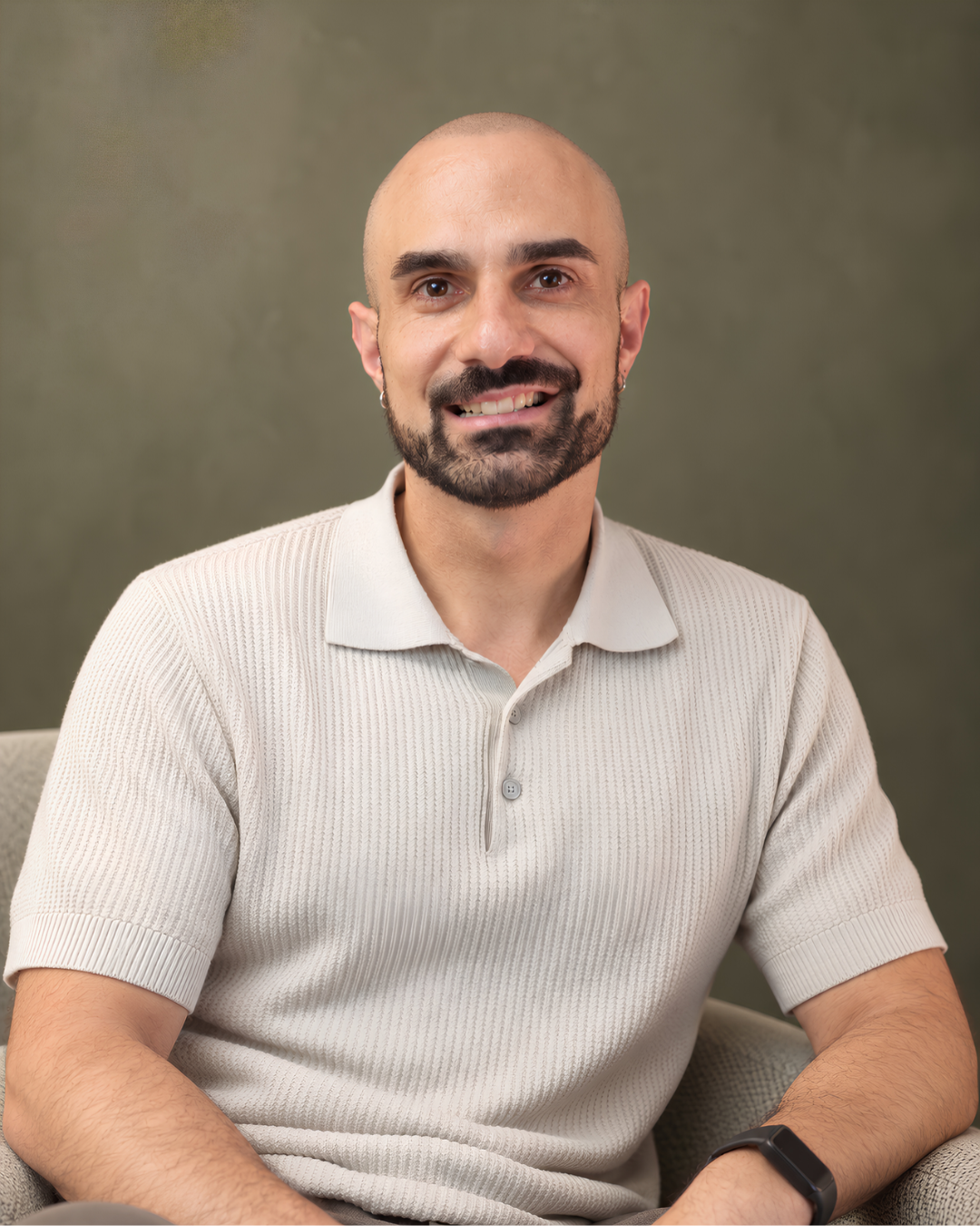 Rafael Reina, psicólogo, sentado y sonriendo